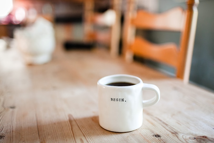 Kaffeetasse mit der Aufschrift BEGIN – jeder Weg beginnt mit einem ersten Schritt